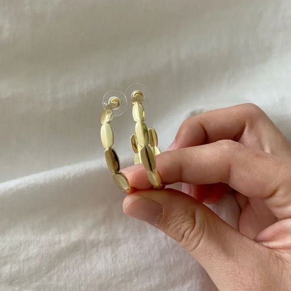 Kendra Scott Brooke Cuff Bracelet and Hoop Earrings Set in Gold - Picture 7 of 8